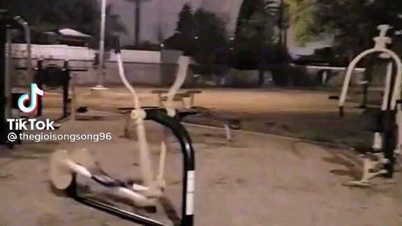 khi đi tập thể dục nữa đêm mà thấy cảnh này