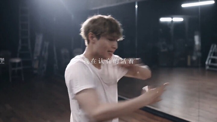 Zhang Yixing "Jangan berhenti mengejar angin dan bulan, di ujung dataran terbuka terdapat gunung mus