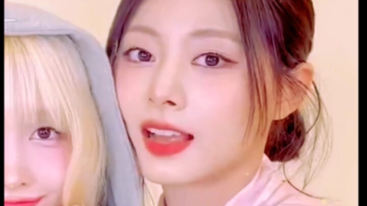 241115 Tzuyu thử thách《NEW LOOK》!! Tzuyu thật đáng yêu và hồng hào quá!!!