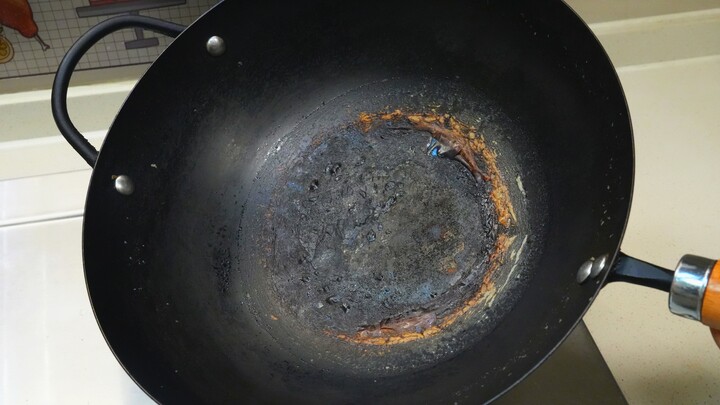 After long-term use, your cooking pot becomes dirty and sticky. Here's the simplest way to deal with