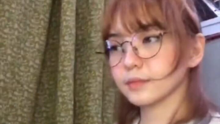 Tên cô ấy với!