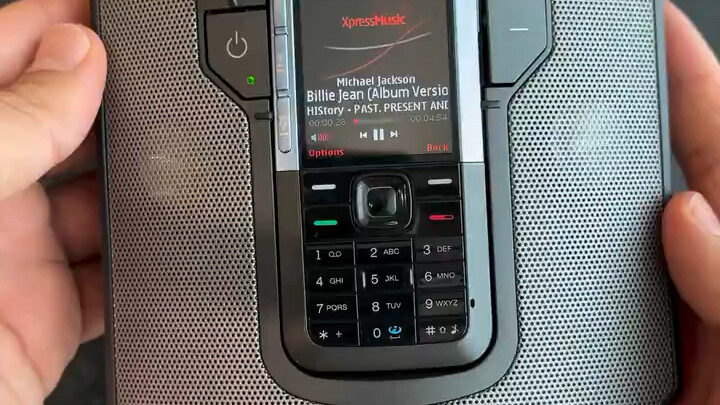 Chiếc điện thoại Nokia 5310 ra mắt năm 2007 cùng đế loa độc quyền của JBL – đó là một thời kỳ mà các