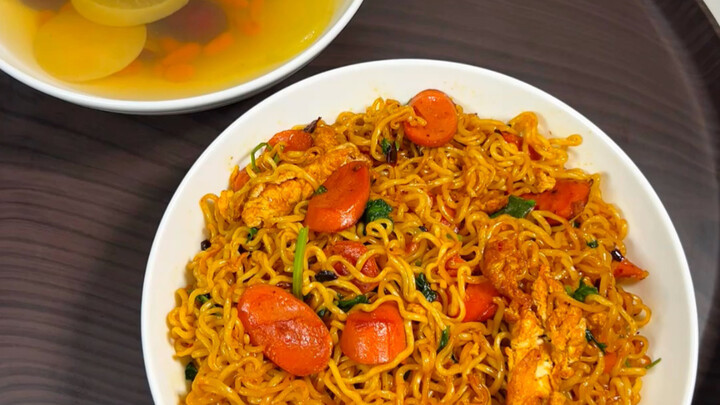 มื้อเย็นคนเดียว | ผัดบะหมี่กึ่งสำเร็จรูป + น้ำแอปเปิลบำรุงผิว