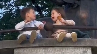 “唔~哈哈哈，我终于也有机会玩这个了”