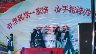 The third-year junior high school girls performed the wild and scary dance "Weird Girl". Are you sca