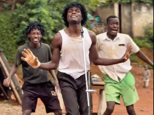 非洲人模仿迈克尔杰克逊，表情亮了