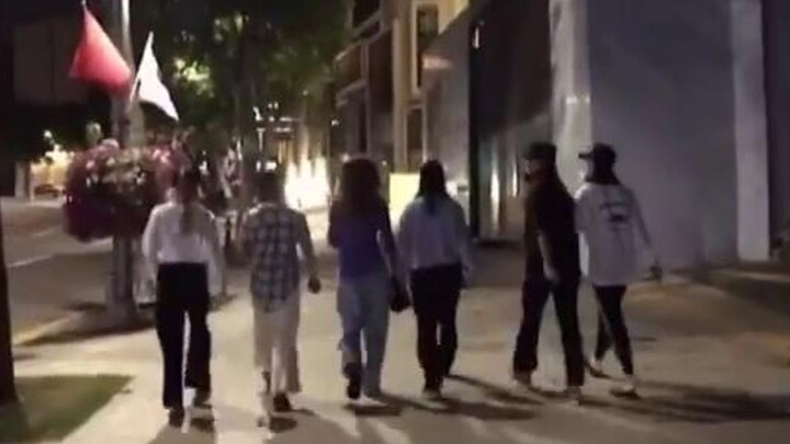TWICE hát Feel Special trên phố lúc nửa đêm và còn nhảy điệu “say rượu giả”