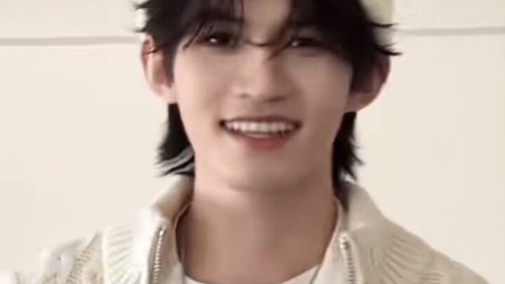 Dù Vân Kỳ La Bố Bố nhảy cũng không thể chê, vóc dáng đỉnh thật sự, cười lên thì đúng là dễ thương hế