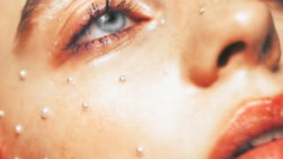 مظهر بي لي وهي تعمل بجدّ أمر قوي حقًا!