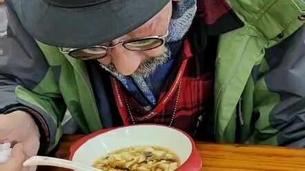 Hello, kids! This is my first time trying tofu pudding in Northeast China—it’s savory, not sweet～