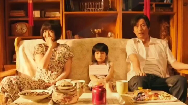 الطفل يختفي فور ابتسامته تمامًا مثل أبيه!