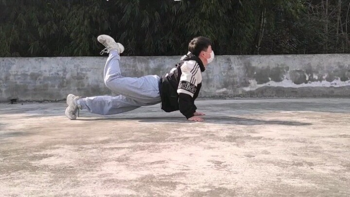 Pinggangku hampir patah saat menari mengikuti lagu "Give me a chance" milik Zhang Yixing. Aku di rum