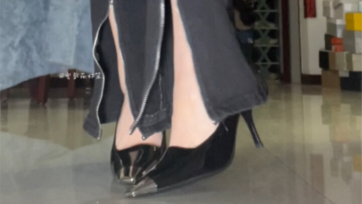 Hari ini aku pakai sepatu ini pergi kerja, rekan kerja langsung manggilku bos bodoh.