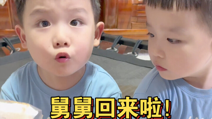 Ông cậu “ở xa xứ” đã về rồi, nhìn hai đứa cháu trai lớn vui sướng biết bao!!