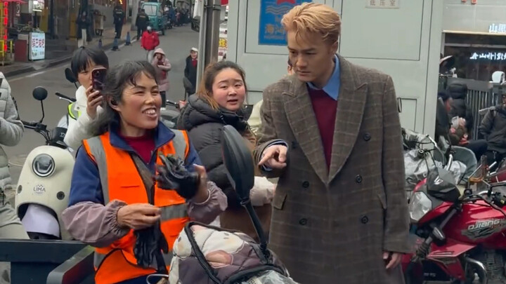 Attention to detail reveals one’s character: Wu Kequn, noticing that a sanitation worker’s gloves we