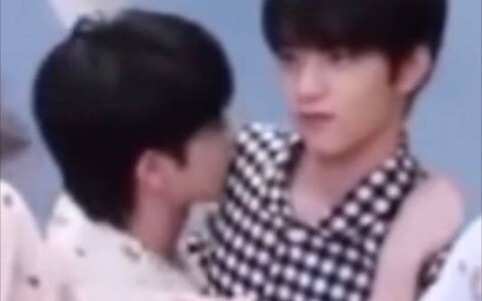 【Văn Huyên】Đây là hôn nhau thật à?? Tim tớ đập nhanh quá!!