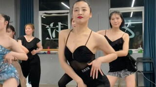 لا أرضي بأحد سوى نفسي، وأرقص لساعات متواصلة دون كلل.