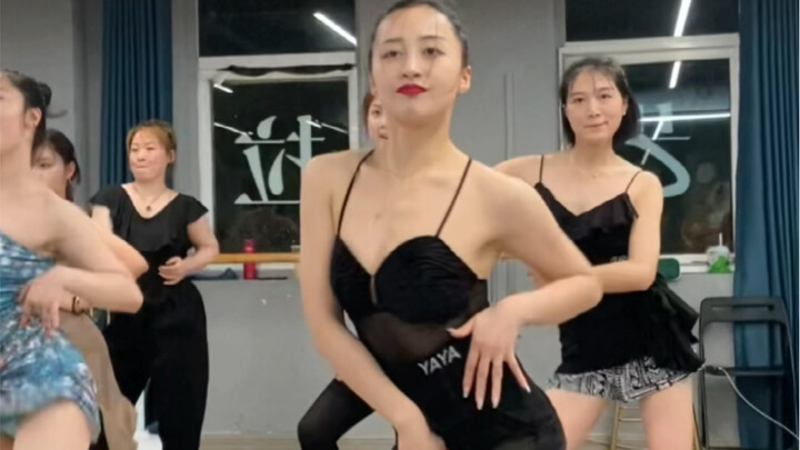 Ai cũng không phục chỉ phục tôi, nhảy liên tục mấy tiếng đồng hồ mà chẳng thấy mệt.