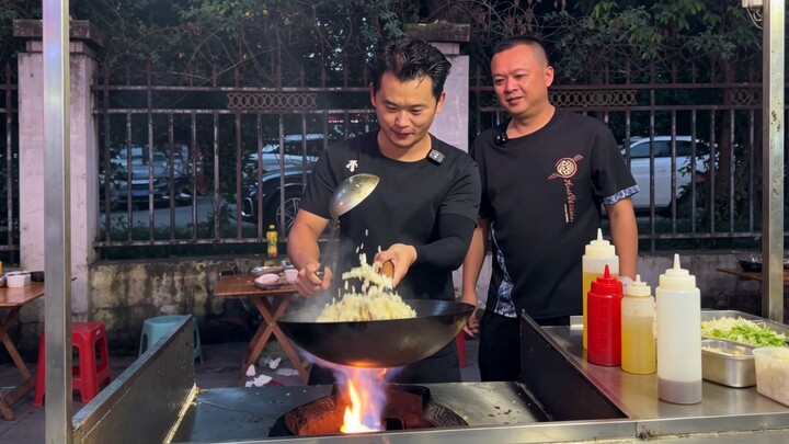 Bos melihat aku membawa nasi sendiri, lalu tertawa dan berkata bahwa aku seperti pengemis #nasi gore