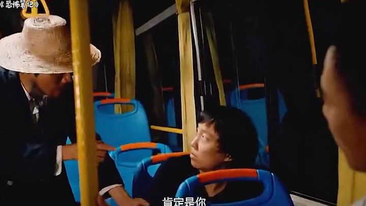 Ông lão khẳng định chàng trai đã lấy trộm ví của mình, liền kéo anh xuống xe đưa đến đồn cảnh sát; n