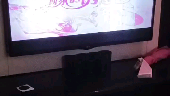 Các diễn viên lồng tiếng nhập vai cực kỳ sâu trong quán karaoke.