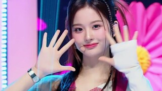 أحدث أغنية عودة لفرقة NMIXX بعنوان "Love Me Like This + Young Dumb Stupid" على المسرح الأول