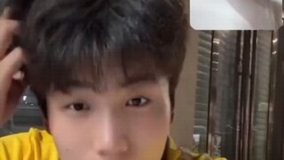 男生送外卖订单超时被打了差评，心里委屈，爸妈仿佛会读心一下子出现在儿子身后 #亲情