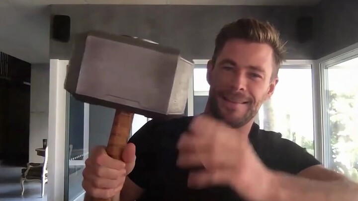 During his visit, Thor proudly showed off various movie props, but his wife barely acknowledged it!!