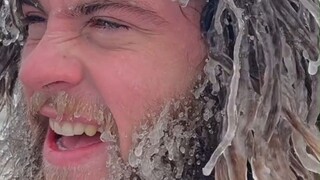 Trải nghiệm lướt sóng mùa đông là như thế nào... trông cũng "mát mẻ" quá đi!