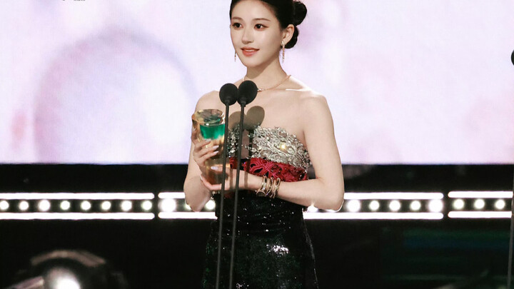 【Zhao Lusi】Selamat atas kemenangan sebagai Artis Berpengaruh Tahun Ini di Tencent Starlight Awards! 