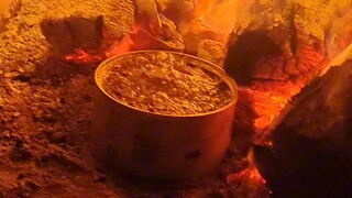 Makanan lezat di dunia pasca-apokaliptik: kalengan babi kukus dengan sayur plum