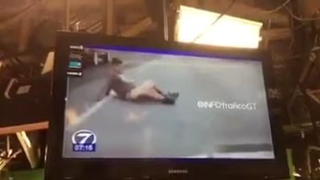Noti7 - Noticia de un señor caminando hacia atras sentado en plena calle