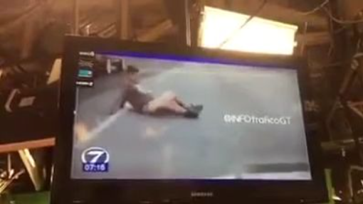 Noti7 - Noticia de un señor caminando hacia atras sentado en plena calle