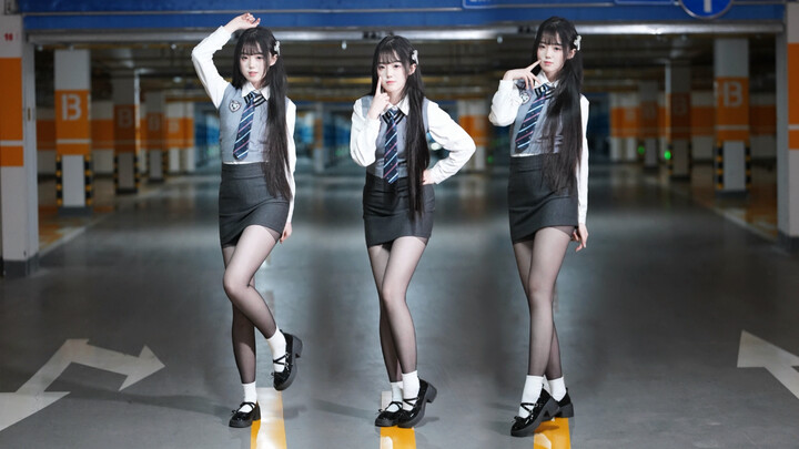 Wiggling Petite Waist in the Underground Parking Lot 【Hot Issue】