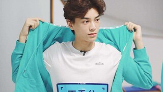 【丁禹兮】量身高曝光，表演活泼甩鞋子