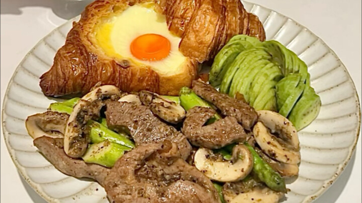Trải nghiệm làm bữa sáng sống động | Bánh croissant trứng lòng đào, bít tết nấm mỡ, latte đông đá cà