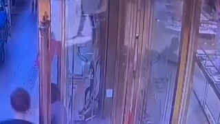 لحظات مضحكة وغريبة تحت الكاميرا، انتظروا حتى النهاية لرؤية البيض المفاجئ!