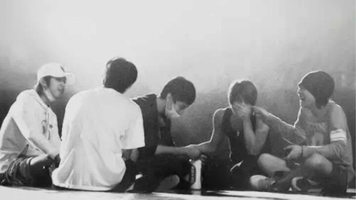 This must be group spirit! Changmin gives a thumbs-up to the five-member TVXQ history—did you know t