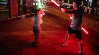 Tingkatkan gerakan Anda! Ayah masih akan memotong! Duel pedang cahaya antara ayah dan anak