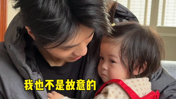 Cái dáng ôm chặt lấy cậu mà tủi thân trông đáng thương quá đi mất.