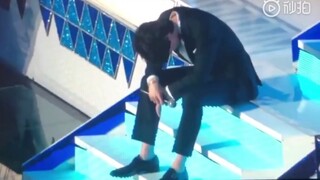 [Lee Dong Wook Lee Jin Hyuk] "Thật ra, anh ấy mới là người buồn nhất. Anh ấy hẳn đã buồn biết bao kh
