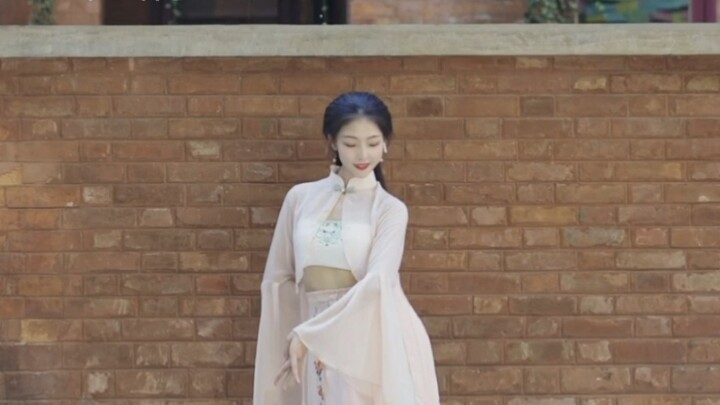 "เสื้อผ้าที่เต็มไปด้วยกิ่งไม้หักและดอกไม้"