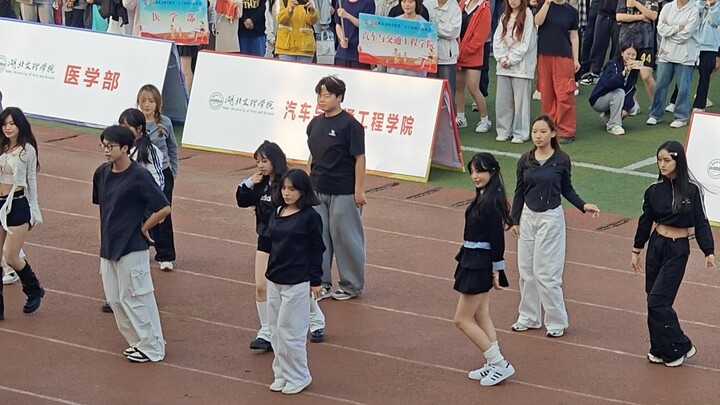 The cheerleading team performed "Love's Theme Song" by Red Girls Group at the closing ceremony of th