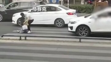 หญิงขับรถบนทางม้าลายไม่หยุดให้คนข้ามถนน ชนแล้วเปิดกระจกขอโทษว่า “ขอโทษนะ” ก่อนขับรถจากไปทันที