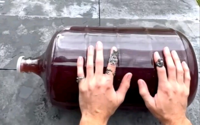 مسابقة تفجير الزجاجات المتدحرجة على الدرج