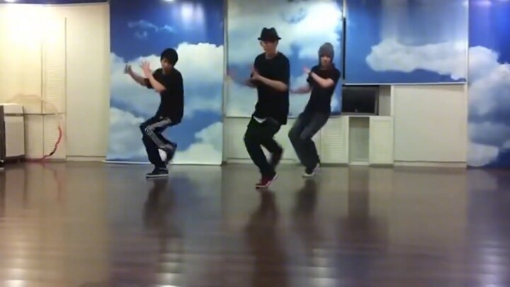 Kim Min-seok and Zhang Yixing’s pre-debut practice room dance video