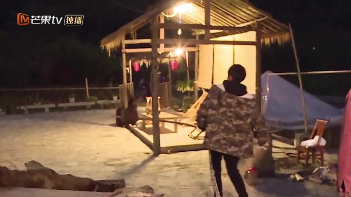 بإمكان هذا المقطع من ليو ياوون وهو يهزّ الدجاج أن يجعلني أضحك حتى العام المقبل هههههههههههههه