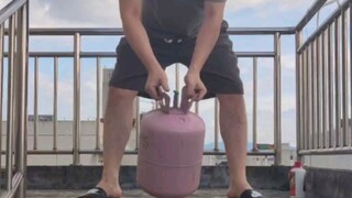 Cuộc thi lăn chai trên cầu thang