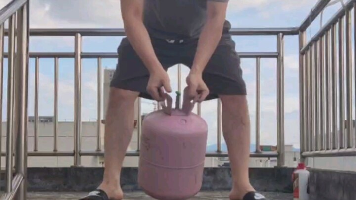 مسابقة دحرجة الزجاجات على الدرج