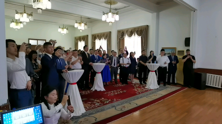 今天中午在蒙古国驻华大使馆，哥荣获蒙古国
